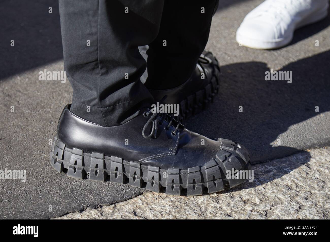 Mailand, Italien - Januar 12, 2019: Mann mit schwarzem Leder Schuhe mit großen alleinige vor Etro fashion show, Mailand Fashion Week street style Stockfoto