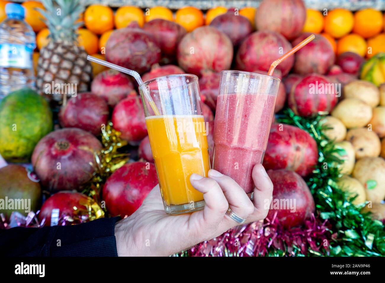 Gemischter Fruchtsaft und frischem Orangensaft auf Obst Hintergrund in der Open-air-Markt in Marrakesch, Marokko verkauft Stockfoto