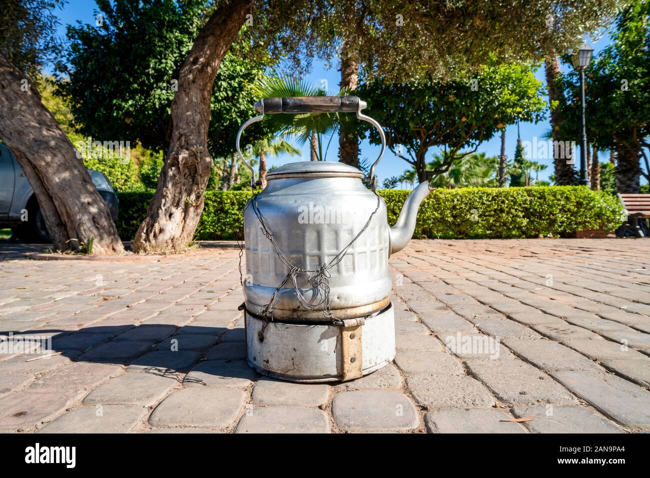 Schwarzen Kaffee in Silber Wasserkocher von Straßenhändler in Marrakesch, Marokko verkauft Stockfoto