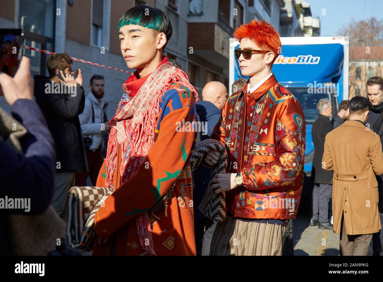 Mailand, Italien - Januar 12, 2019: Männer mit orange Jacken mit Designs vor Etro fashion show, Mailand Fashion Week street style Stockfoto