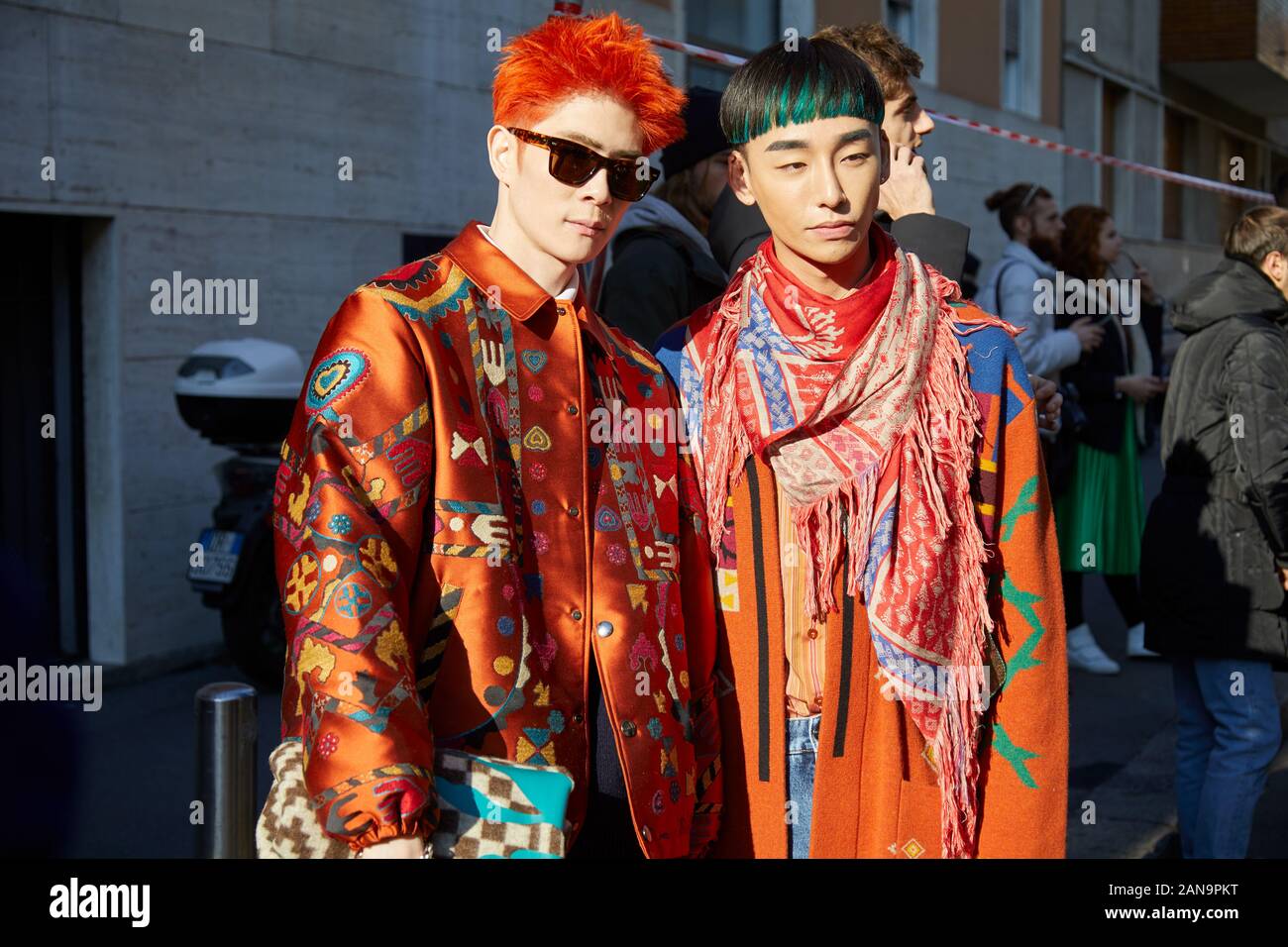 Mailand, Italien - Januar 12, 2019: Männer mit orange Jacken mit Designs vor Etro fashion show, Mailand Fashion Week street style Stockfoto