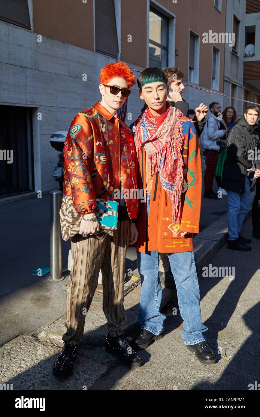 Mailand, Italien - Januar 12, 2019: Männer mit orange Jacken mit Designs vor Etro fashion show, Mailand Fashion Week street style Stockfoto