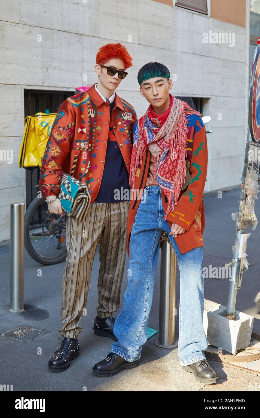 Mailand, Italien - Januar 12, 2019: Männer mit orange Jacken mit Designs vor Etro fashion show, Mailand Fashion Week street style Stockfoto