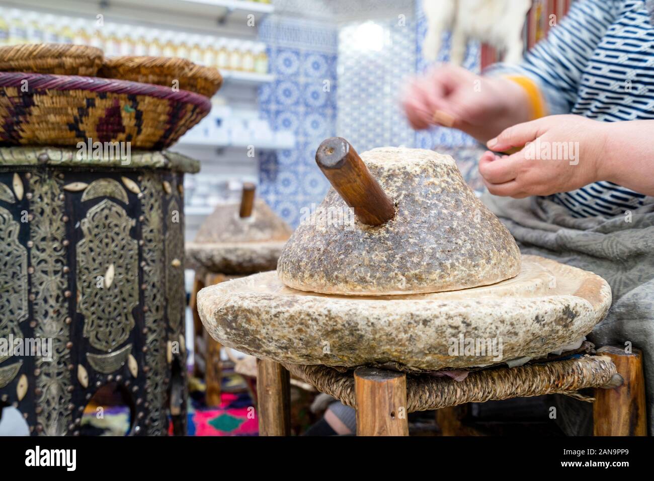 Traditionelle Herstellung von Arganöl in Marrakesch, Marokko Stockfoto