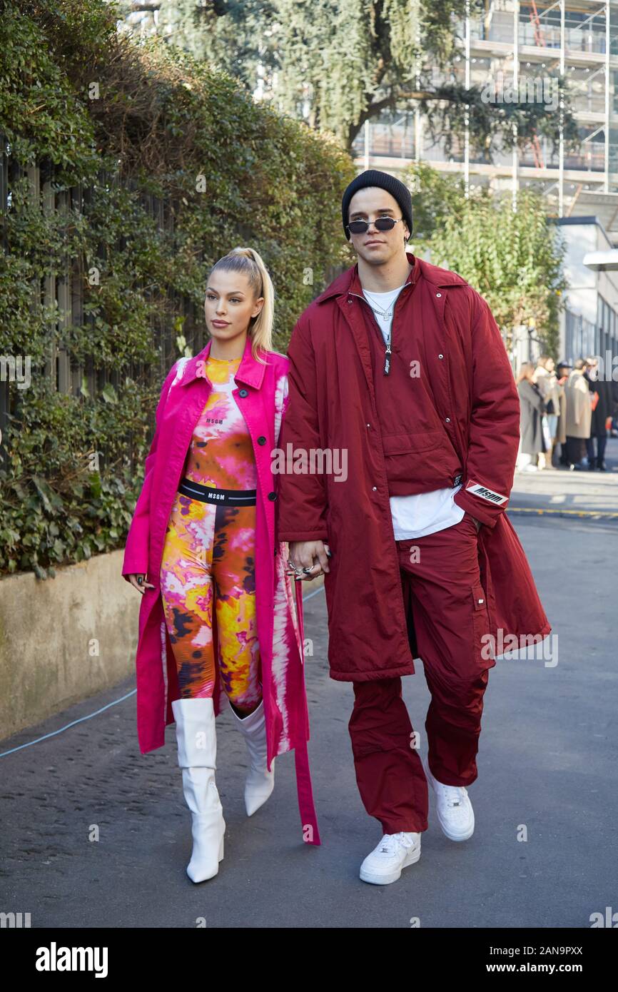 Mailand, Italien - Januar 12, 2019: Frau mit rosa Fell und Mann mit dunklen roten Jacke und Hose vor dem Msgm fashion show, Mailand Fashion Week Straße st Stockfoto