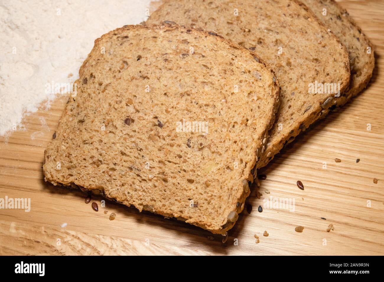 Drei Scheiben whold Weizen und Samen Brot. Stockfoto