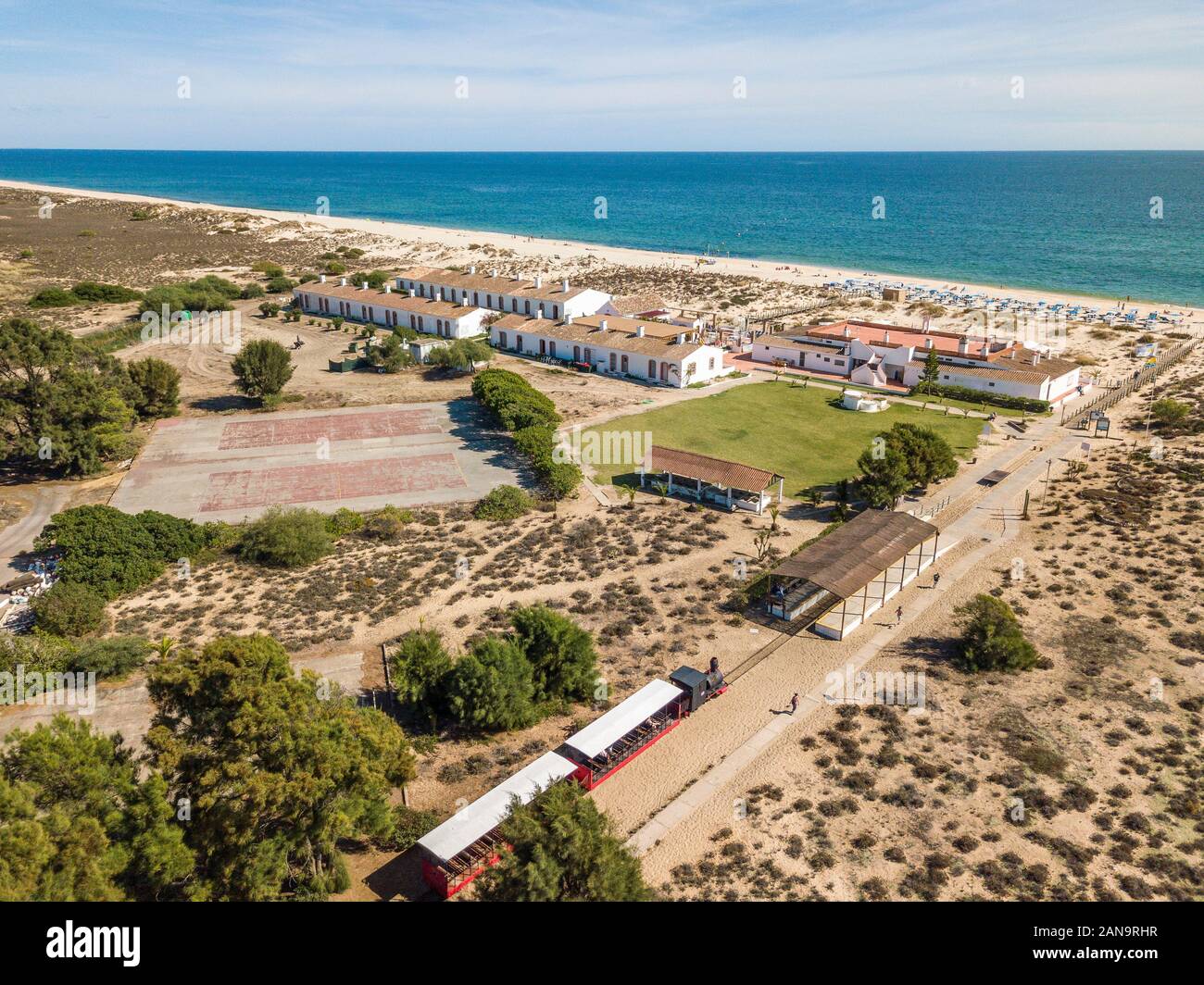 Berühmte Strand Barril mit Thunfisch Museum, neben Tavira, Algarve, Portugal Stockfoto