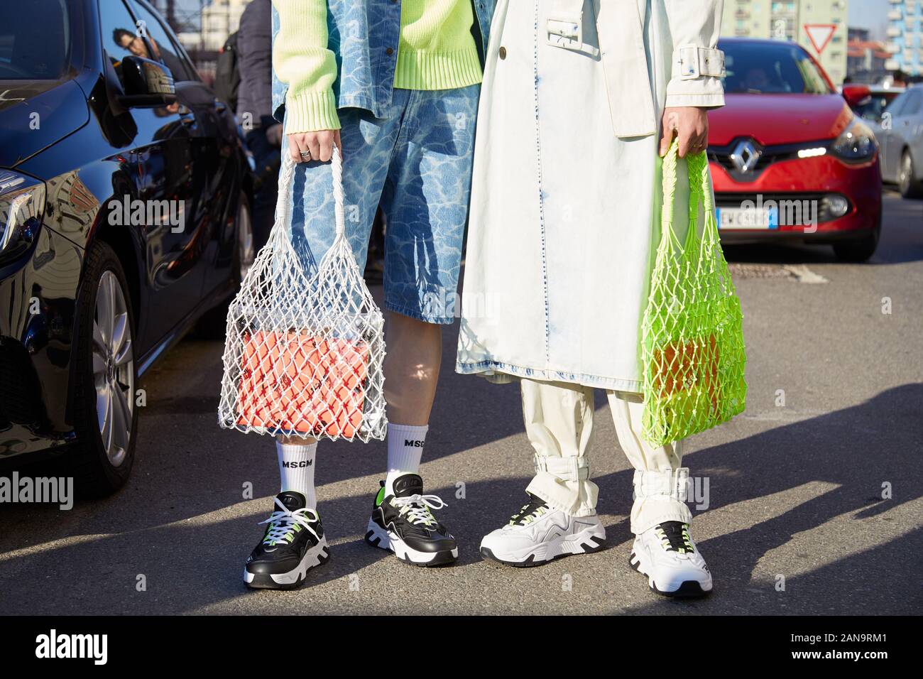 Mailand, Italien - Januar 12, 2019: Männer mit Grün, Gelb und Weiß net Tasche, bevor Msgm fashion show, Mailand Fashion Week street style Stockfoto