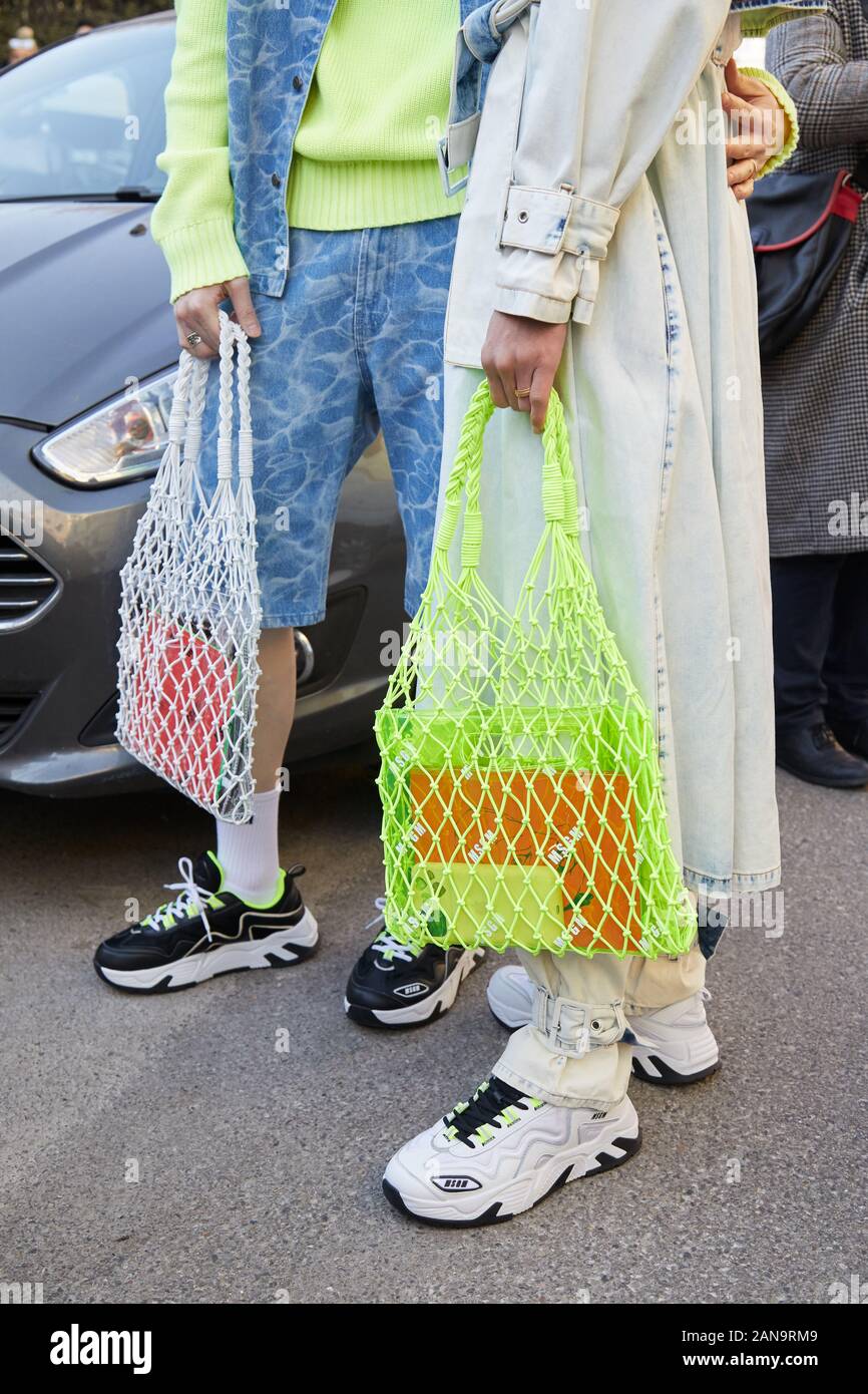 Mailand, Italien - Januar 12, 2019: Männer mit Grün, Gelb und Weiß net Tasche, bevor Msgm fashion show, Mailand Fashion Week street style Stockfoto