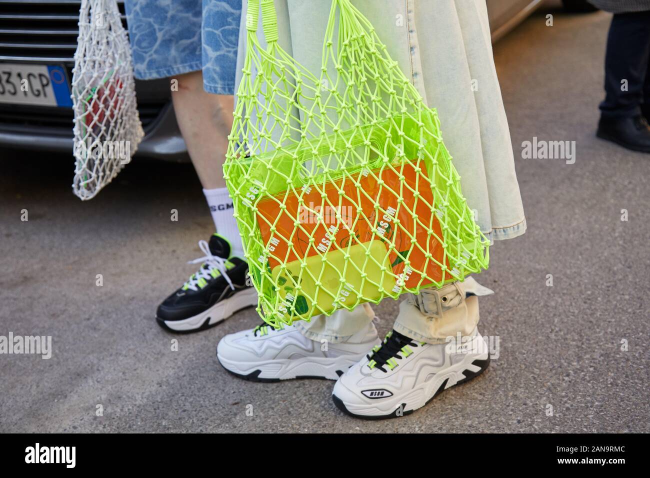 Mailand, Italien - Januar 12, 2019: Männer mit Grün, Gelb und Weiß net Tasche, bevor Msgm fashion show, Mailand Fashion Week street style Stockfoto