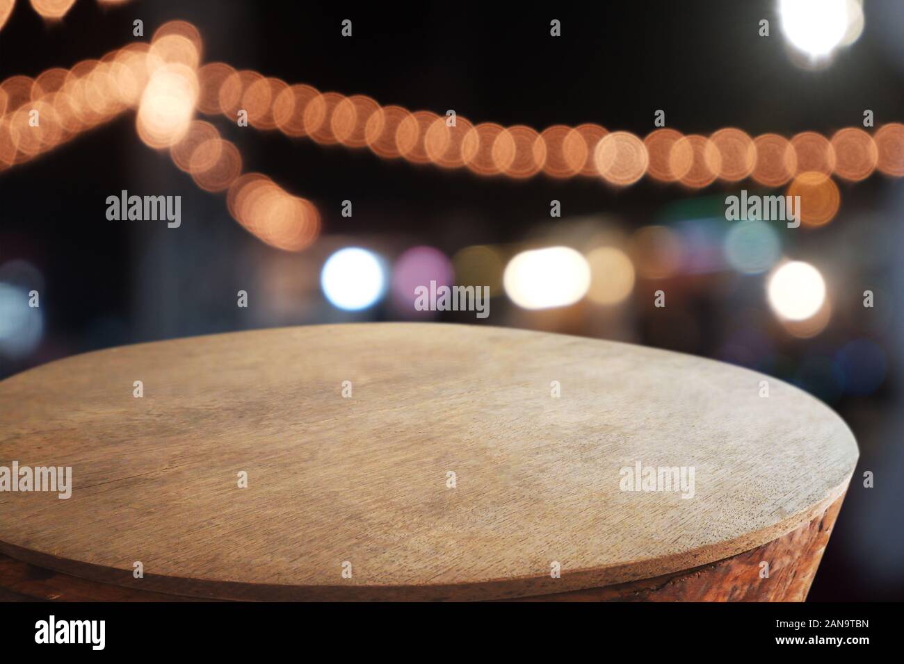 Leere Holztisch vor abstrakten verwischt Nachtlicht in Café, Restaurant. Für die Montage des Produkts angezeigt oder Design Key Visual Layout - Bild Stockfoto