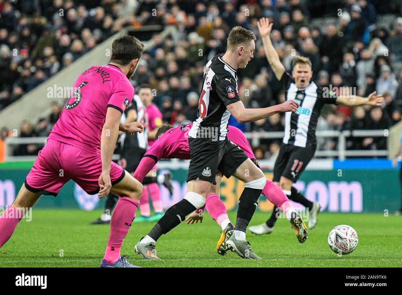 14. Januar 2020, St. James's Park, Newcastle, England; Emirates FA Cup, Newcastle United v Rochdale: Sean Longstaff (36) von Newcastle United läuft zum Rochdale Ziel Credit: Iam Brennen/News Bilder Stockfoto