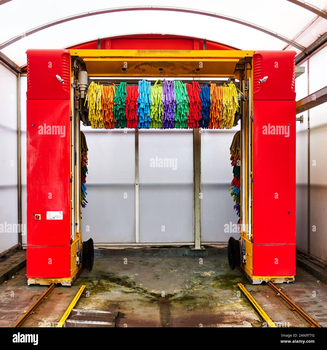 Autowaschanlage Mit Motorwäsche In Der Nähe In der autowaschanlage -Fotos und -Bildmaterial in hoher Auflösung – Alamy