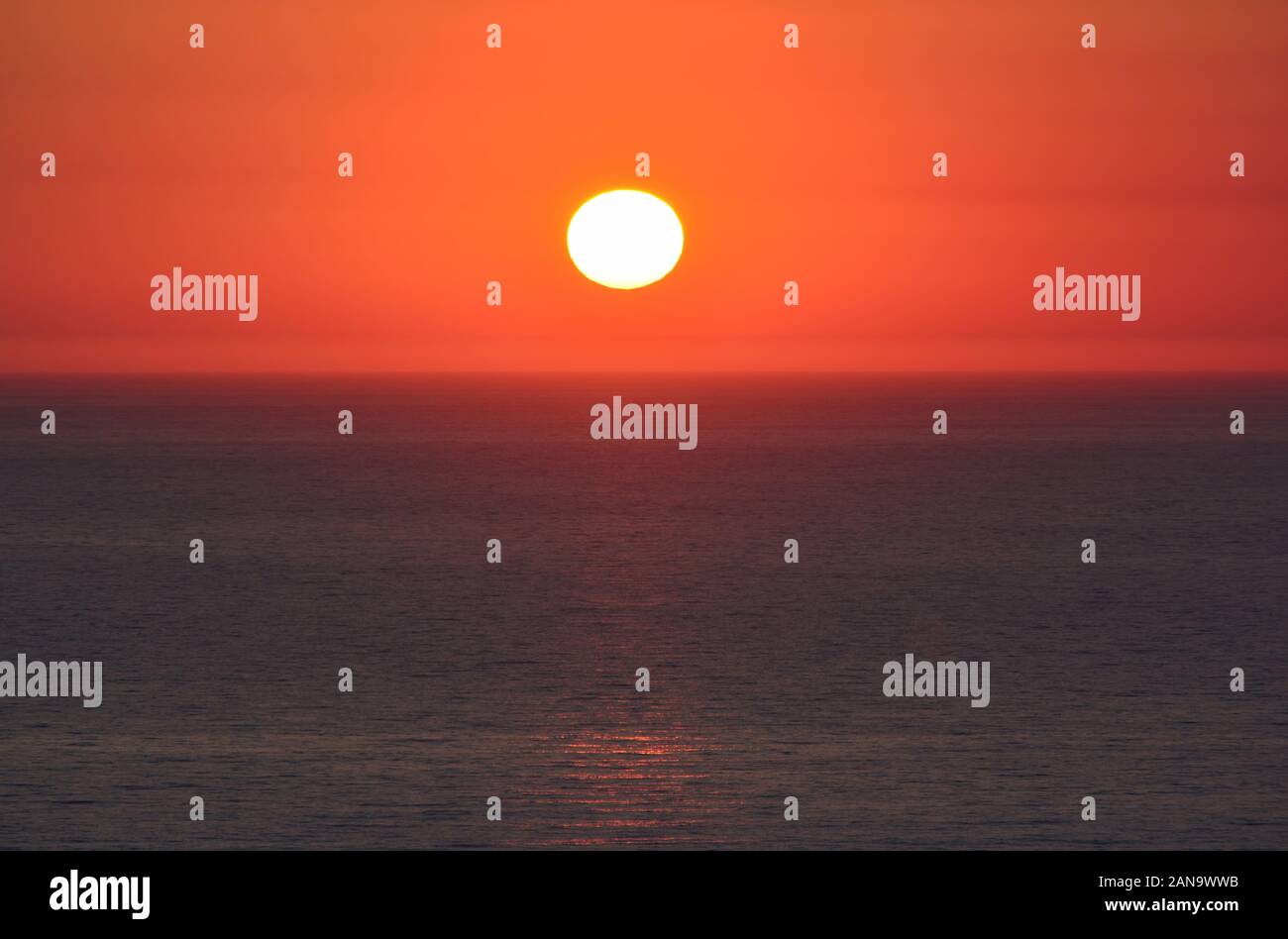 Sonnenuntergang über dem Meer, Red Sky und dunklen, blauen Meer Oberfläche Stockfoto