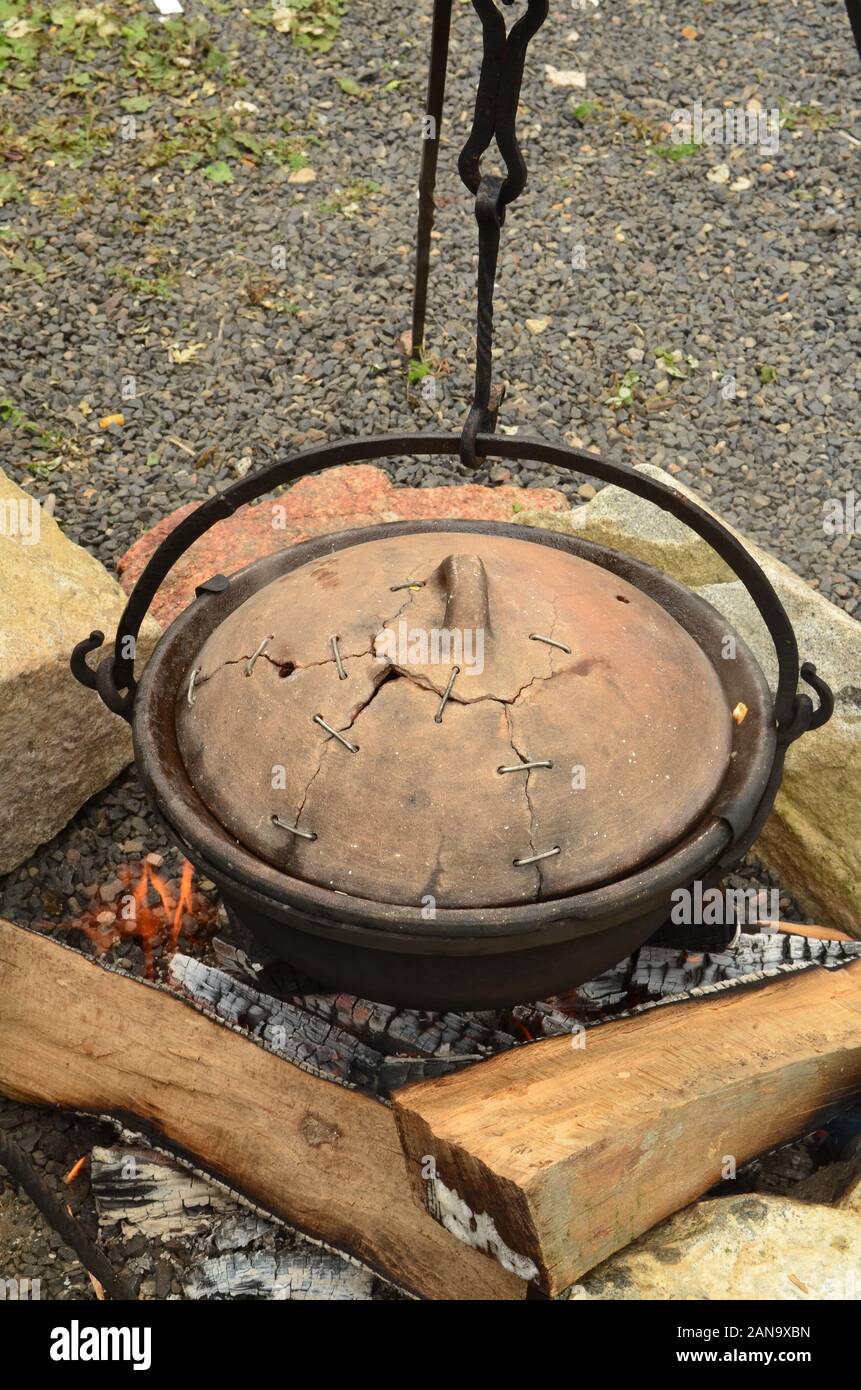 Vorbereiten der Gulasch in einem cettle mit Ton auf einem offenen Feuer Stockfoto