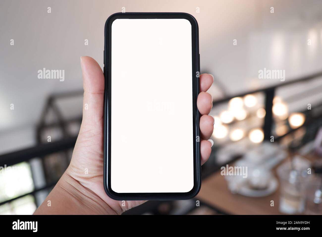 Hand mit leeren Bildschirm für Copy space Smartphone. Stockfoto