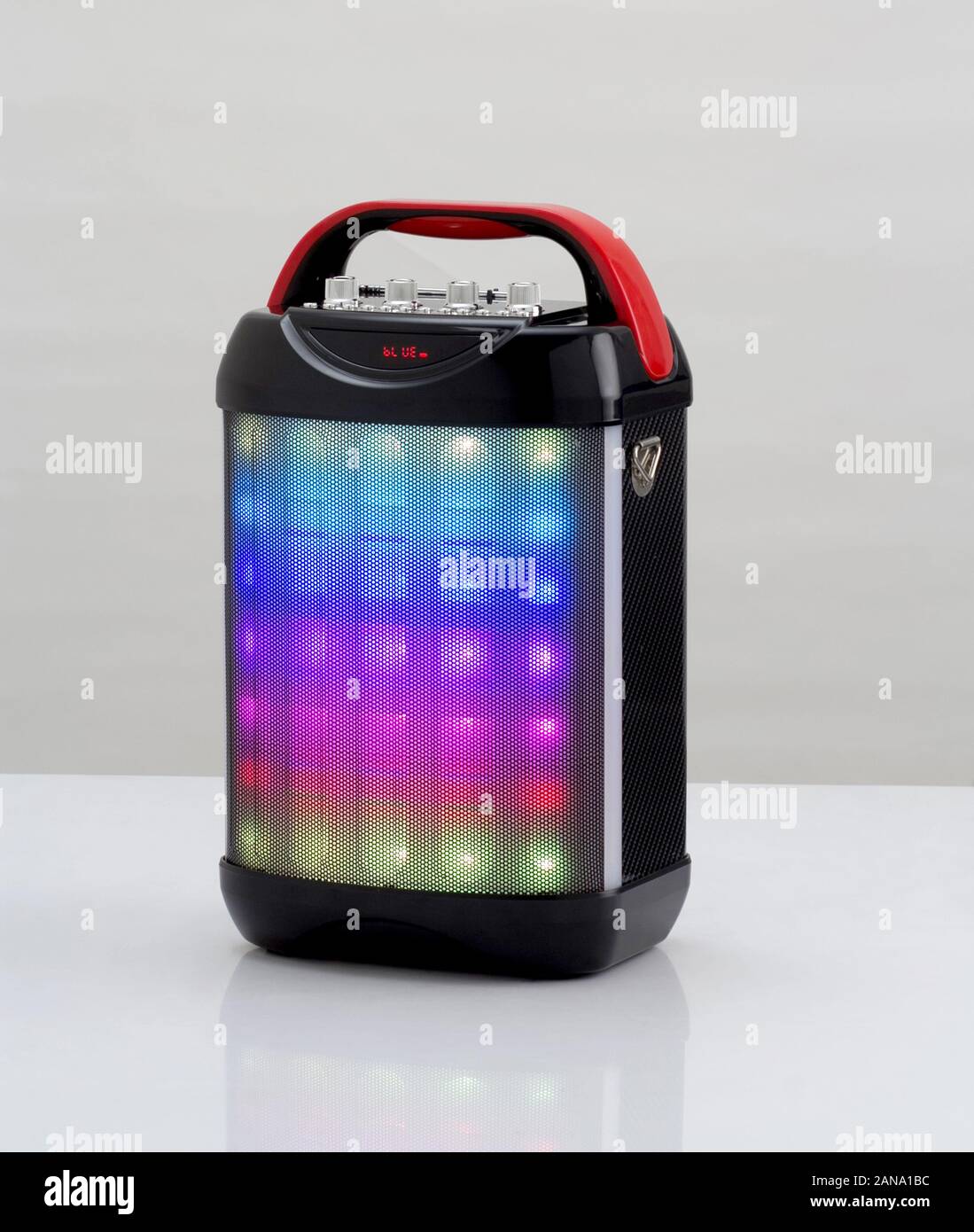 Kabellose Lautsprecher mit bunten Lichtern auf weißem Hintergrund Stockfoto