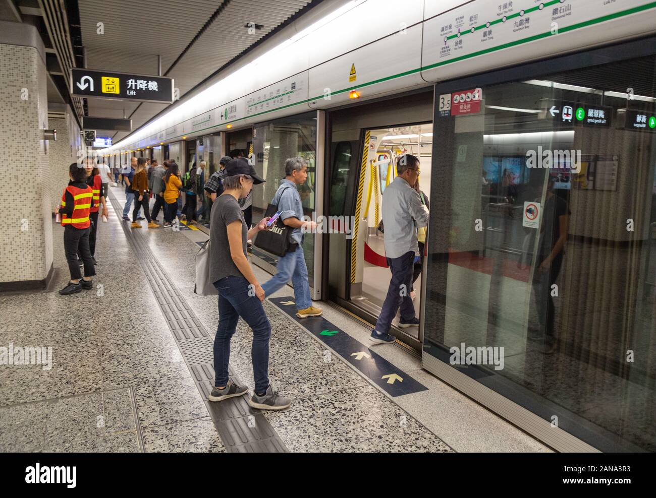 Hongkong MTR - Passagiere, die in einem Zug an einem Mass Transit Railway Station, Kowloon Hong Kong Asia, einsteigen Stockfoto