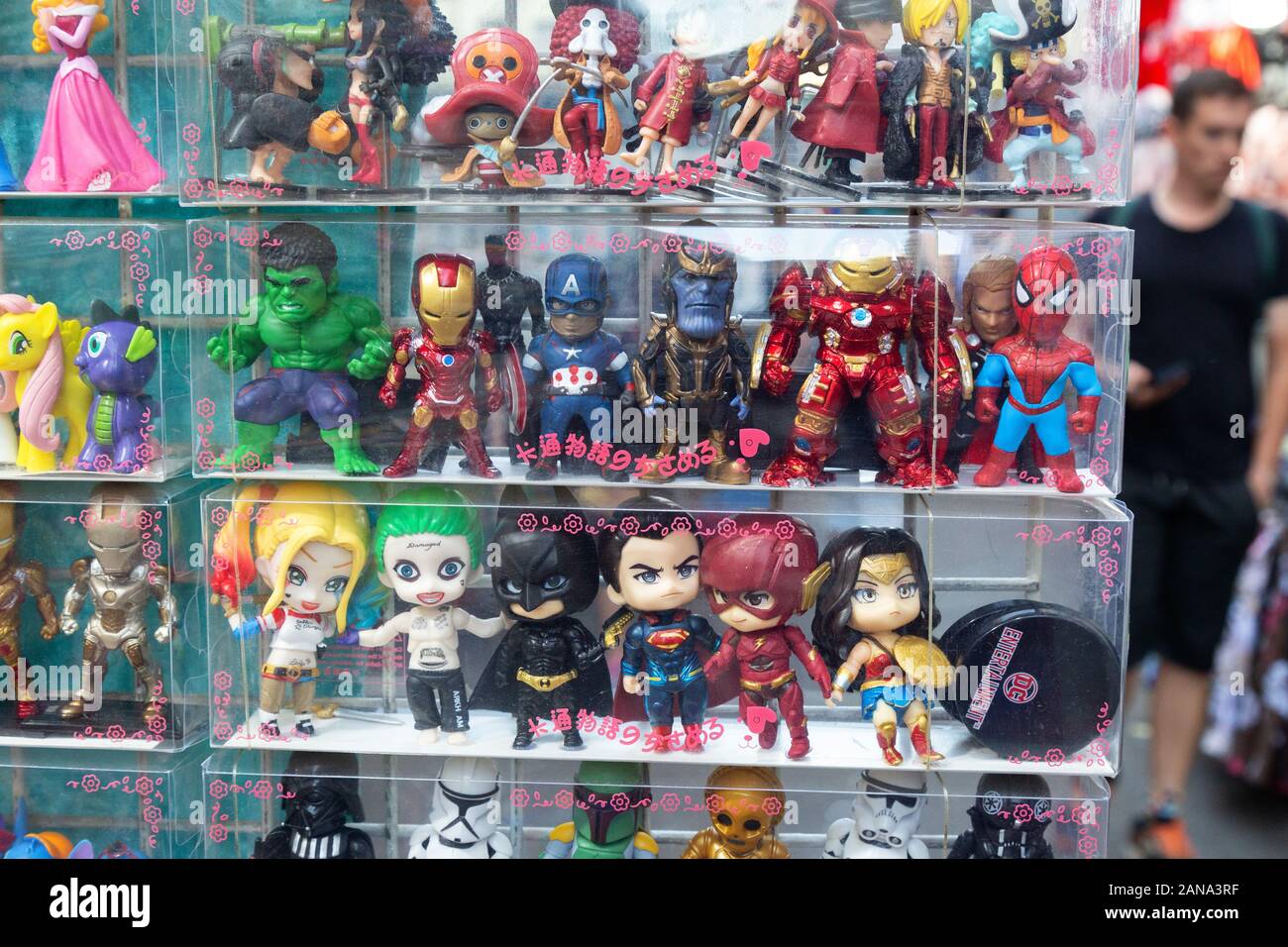 Marvel Action Figures - Spielzeuge zum Verkauf von Actionfilm-Figuren in einem Marktstall, Kowloon Hong Kong Asia Stockfoto