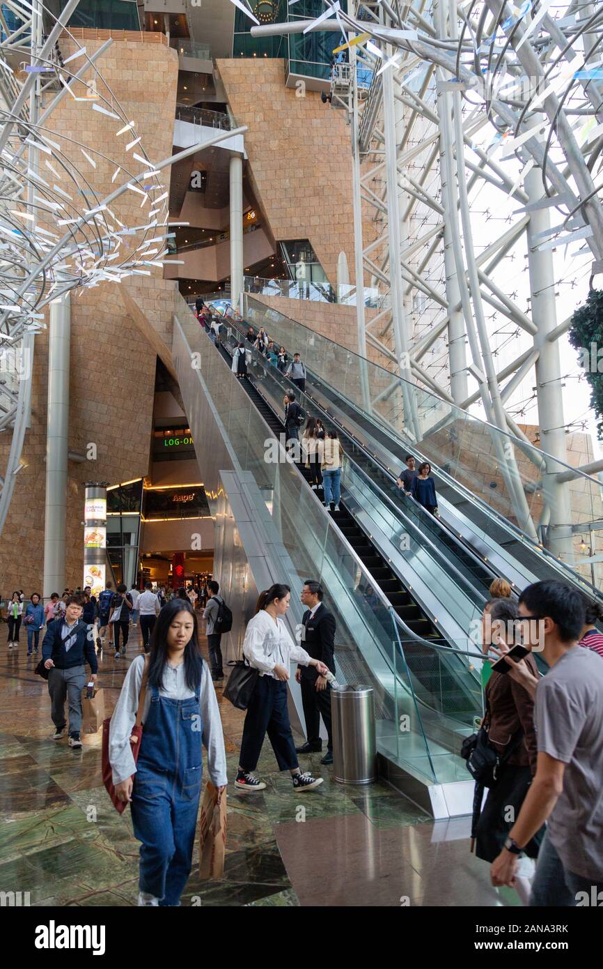 Die sehr langen Rolltreppen im Langham Place, einem modernen kommerziellen Komplex in Kowloon, Hongkong Asien Stockfoto