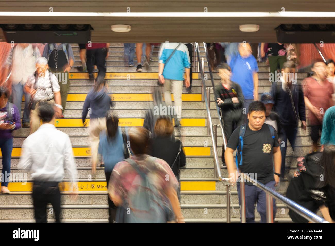 Menschen in Hongkong - Bewegungsunschärfe-Bild von Menschen auf einer Treppe - Konzept des geschäftigen Alltags und Hongkongs Lebensstil, Kowloon Hong Kong Asia Stockfoto