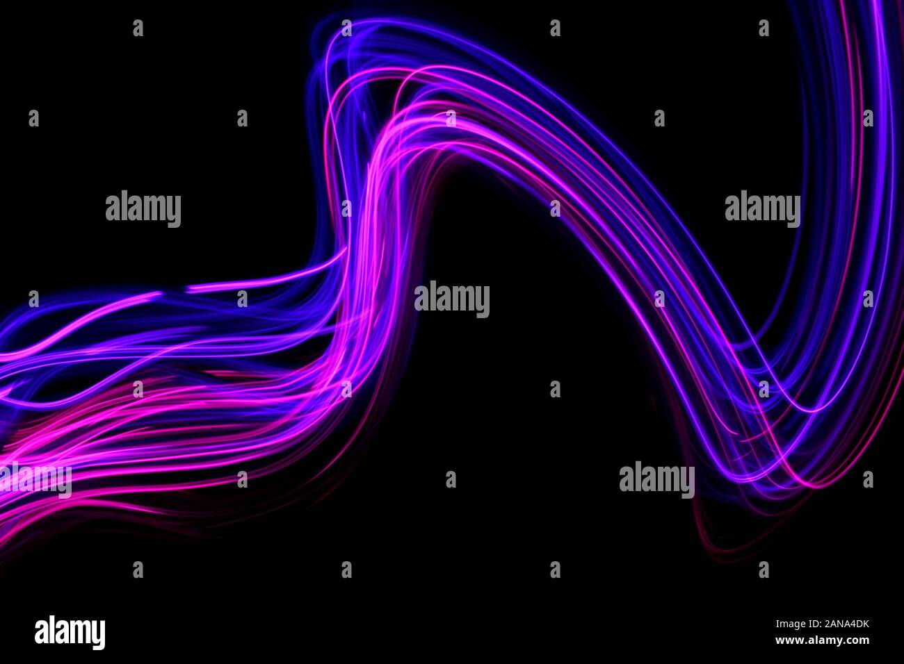 Lange Belichtung Licht Malerei, pulsierende Rosa und Violett in abstrakten wirbelt gegen einen sauberen schwarzen Hintergrund. Licht Malerei Fotografie. Stockfoto