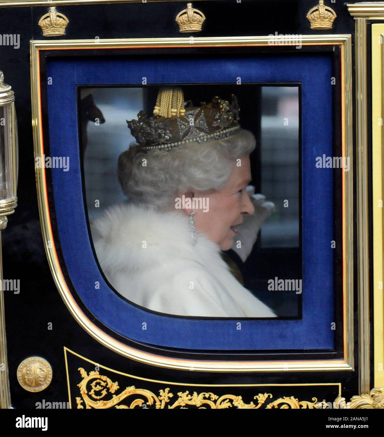 1234567 Die Königin wieder in Buckingham Palace nach der Zeremonie im Jahr 2008. Stockfoto