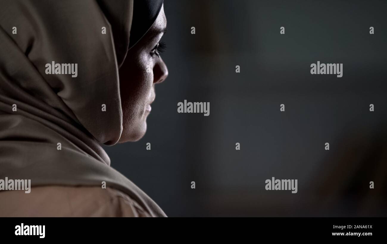 Traurig muslimischen Frau im hijab leiden von den unglücklichen Ehe, Familie Probleme Stockfoto