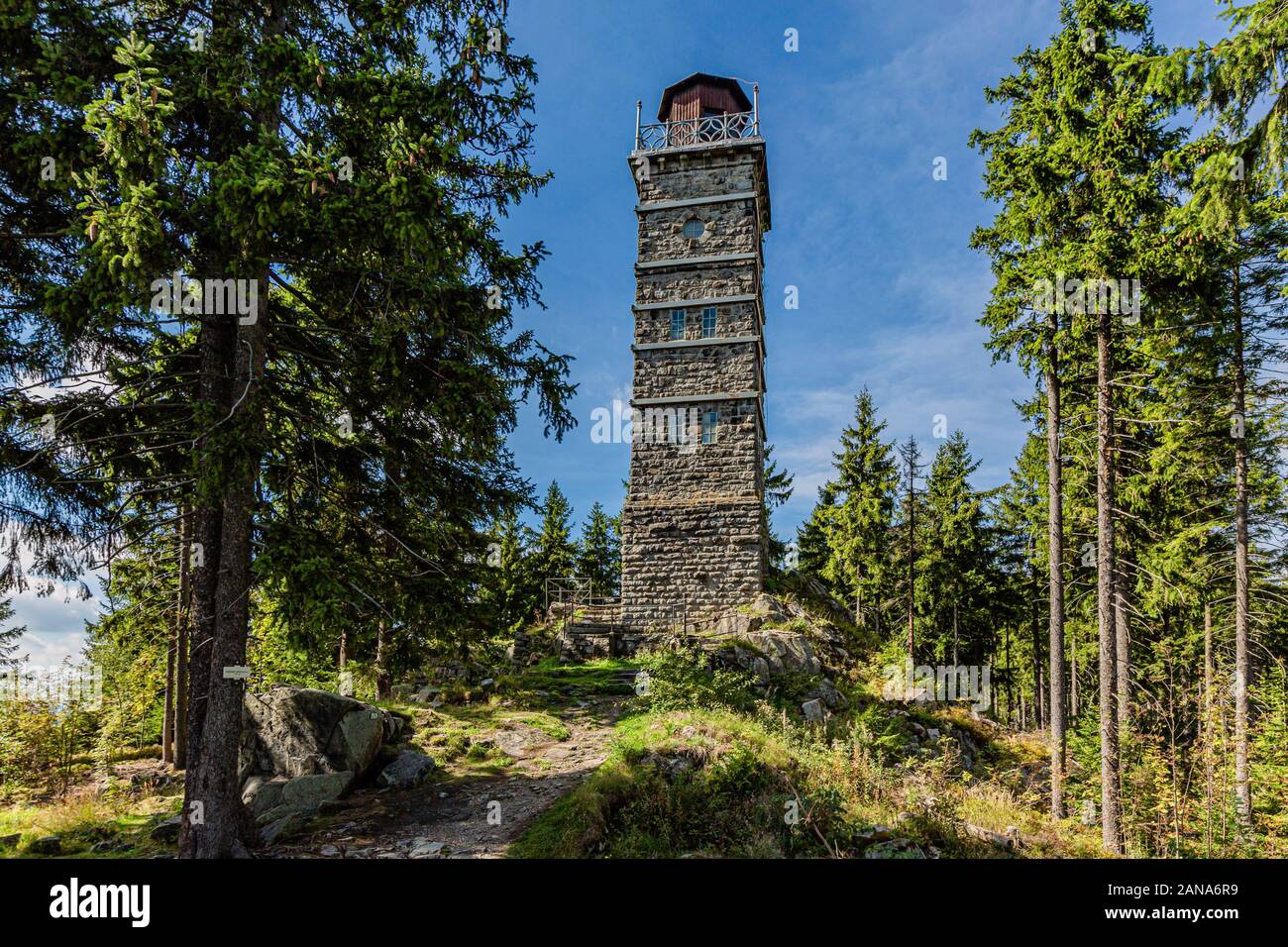 Tisová, Pajndl/Tschechische Republik - 15. September 2019: Blick auf eine steinerne Aussichtsturm aus Granit im 19. Jahrhundert erbaut auf einem Hügel mit Bäumen. Stockfoto