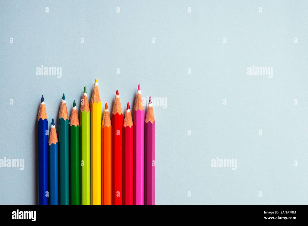 Farbiger Bleistift im blauen Hintergrund Stockfoto