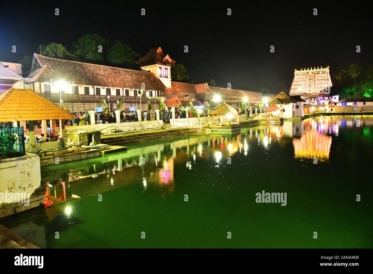 Sree Padmanabhaswamy Temple und lakshadeepam padmatheertham Teich während der Zeremonie, Thiruvananthapuram, Kerala, Indien Stockfoto