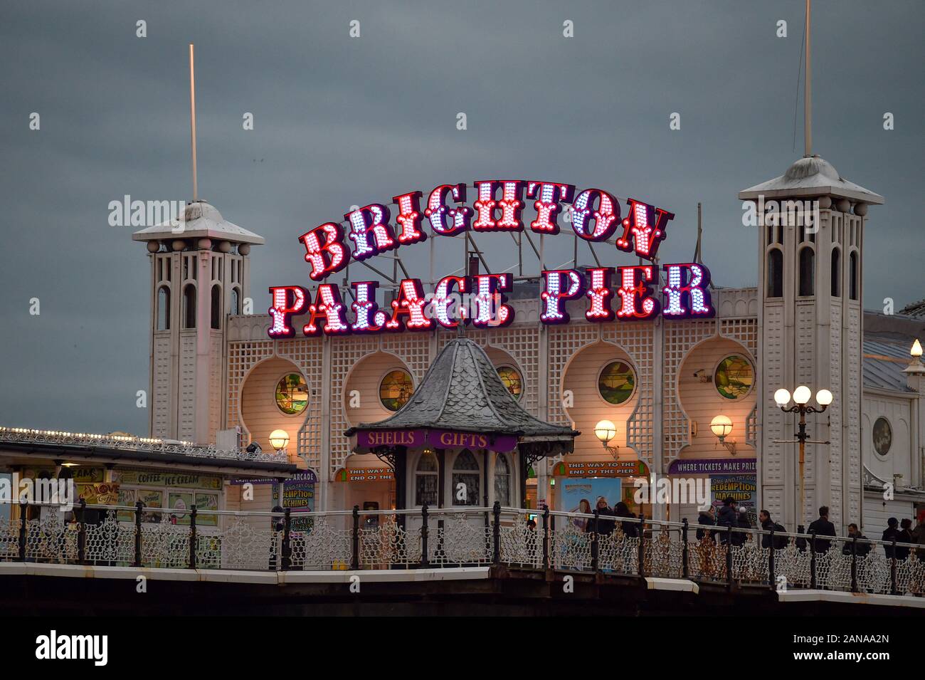 Brighton Palace Pier neon Leuchten in der Dämmerung East Sussex UK Stockfoto