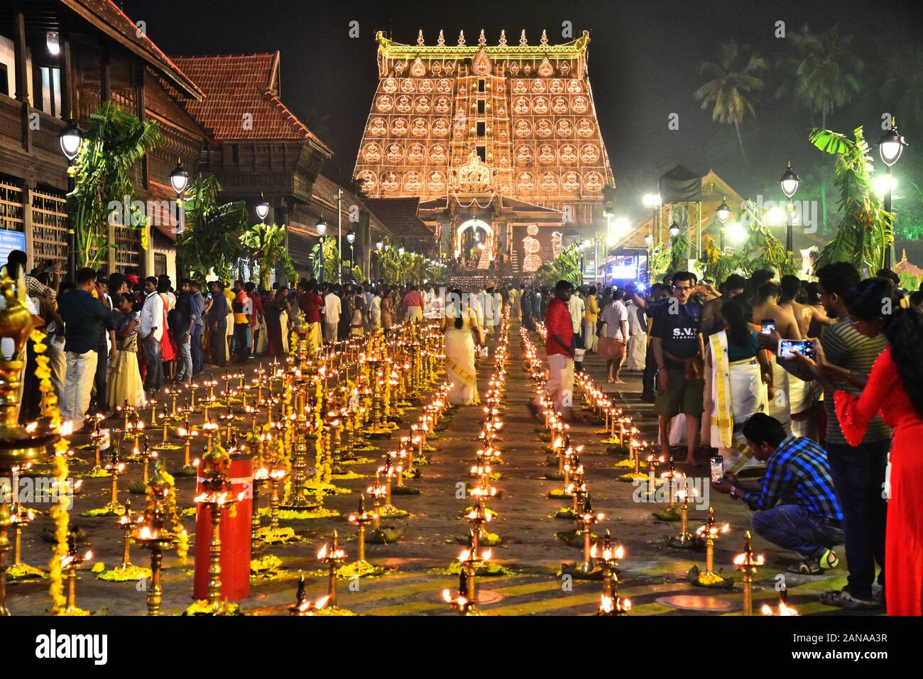 Lakshadeepam Zeremonie, Beleuchtung von One Lakh Öllampen am letzten Tag des murajapam Ritual at sree Padmanabhaswamy Temple, Thiruvananthapuram, Kerala Stockfoto