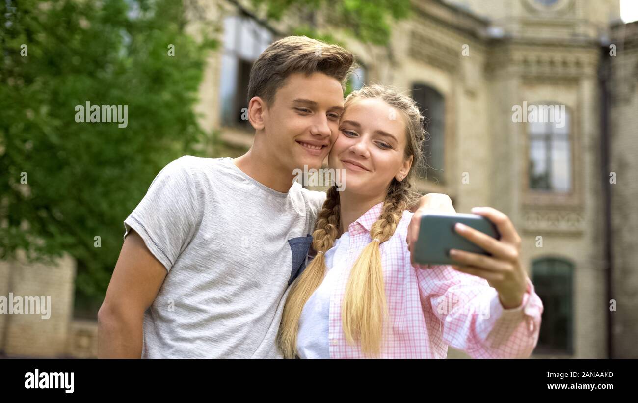 Teens machen selfie vor dem alten Schloss, Sehenswürdigkeit, Geschichte studieren Stockfoto