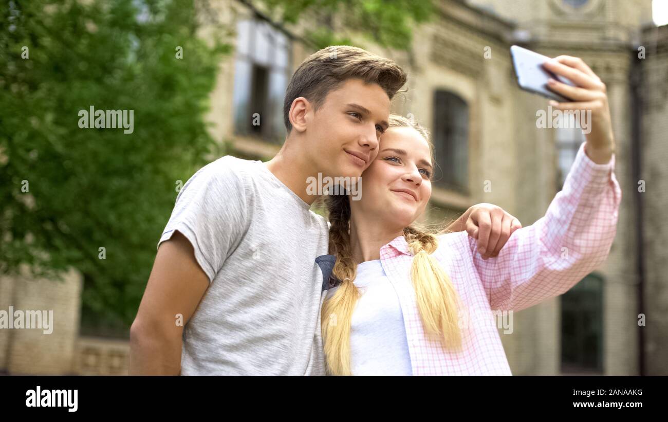 Teen Paar selfie machen, können Sie über das Telefon während der Besichtigungen, zusammen Posieren Stockfoto