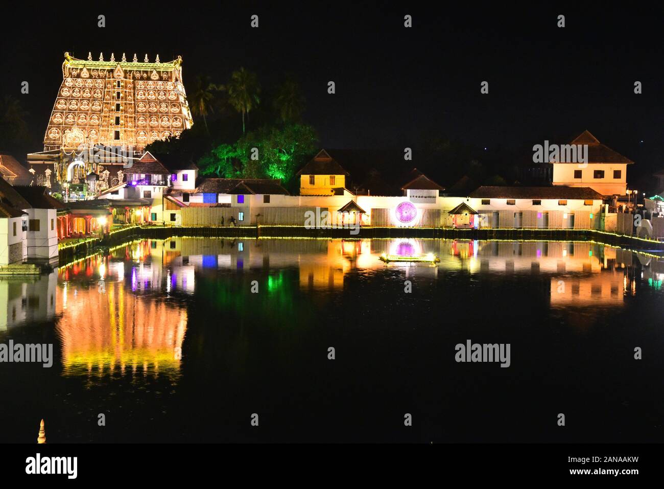 Sree Padmanabhaswamy Temple und lakshadeepam padmatheertham Teich während der Zeremonie, Thiruvananthapuram, Kerala, Indien Stockfoto