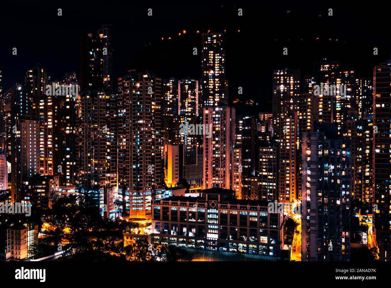 Die Lichter der Stadt von skyscraper Gebäude bei Nacht, Downtown Skyline von Hongkong bei Nacht. Stockfoto