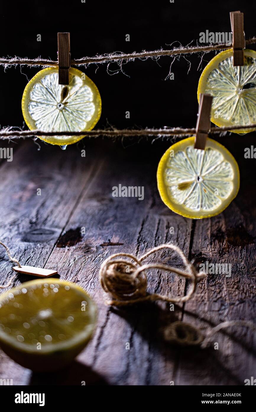 Frische Zitronen an einer Schnur aufgehängt. Zitrusfrüchte zu Saft. Gesundes Essen und Trinken. Stockfoto