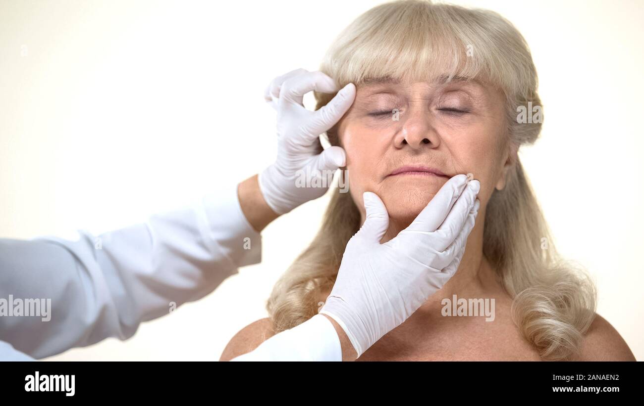 Hautarzt untersuchen ältere Patientin Haut, Falten Entfernung, Beauty Stockfoto