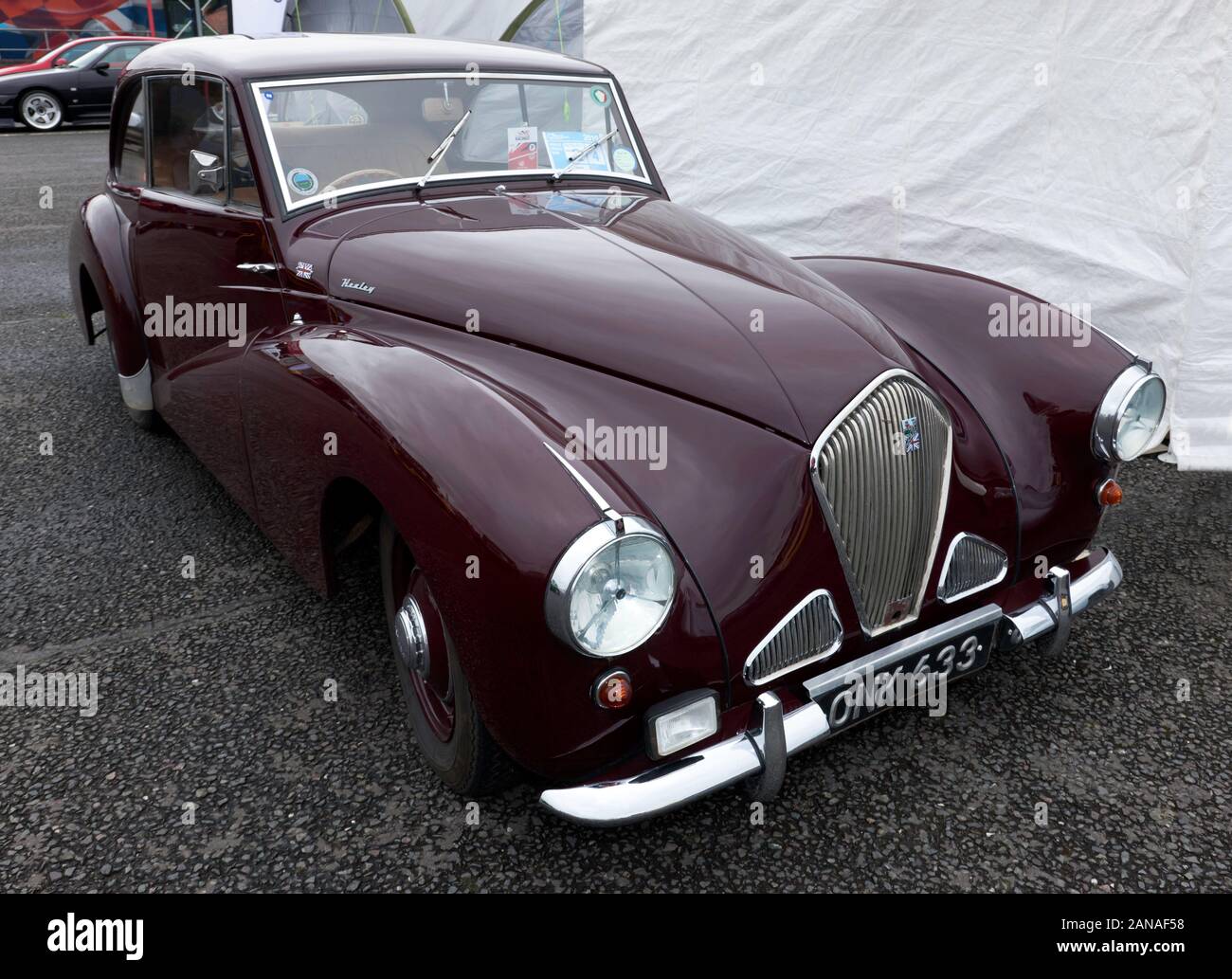 Drei Viertel der Vorderansicht eine seltene, Maroon, 1952, Healey Tickford, die auf der 2019 Silverstone Classic Stockfoto