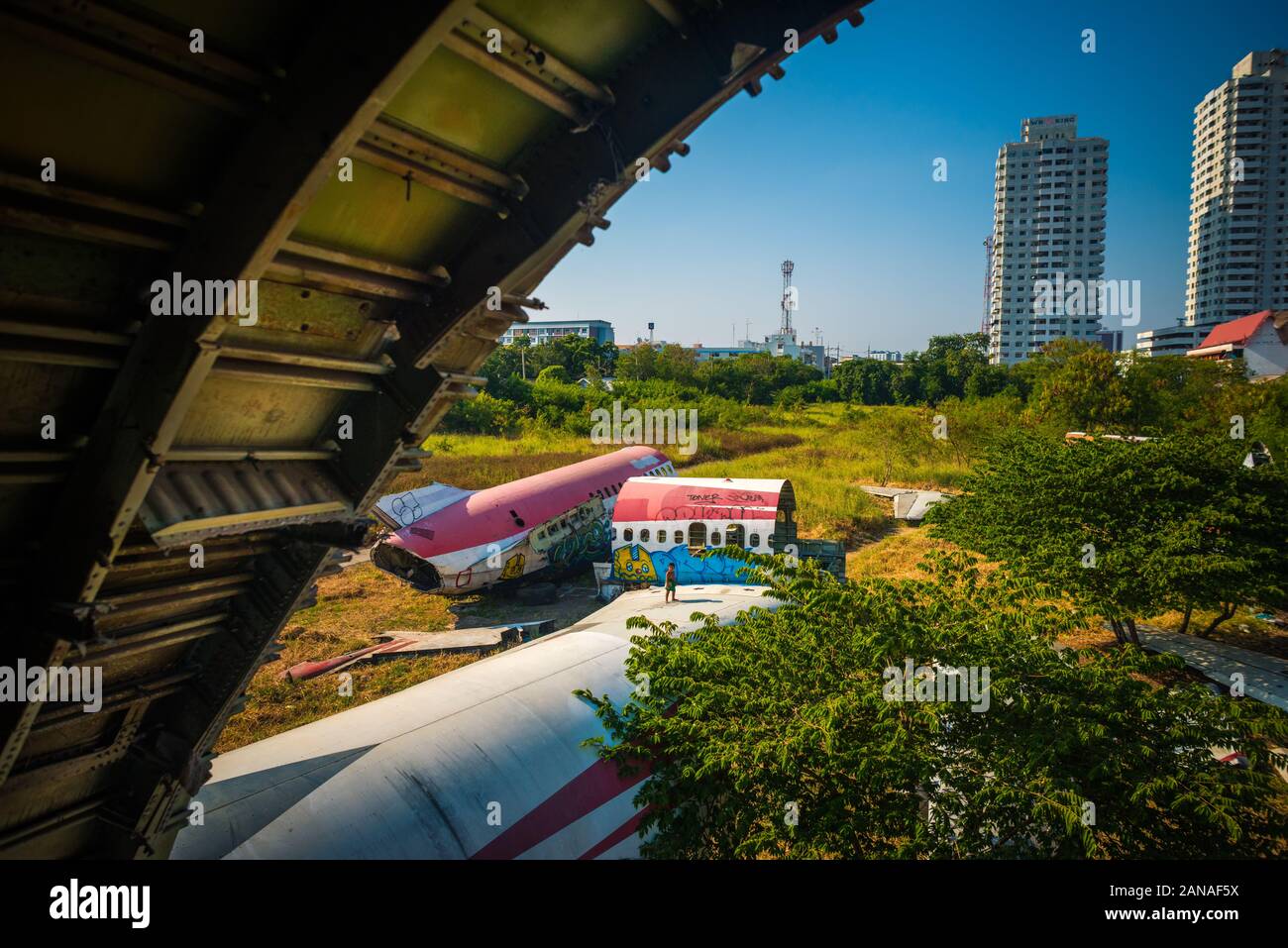 Bangkok/Thailand-06 Dezember 2019: Bangkok Flugzeugraveyard, Details aus dem Freien eines zerbrochenen Geschäftsflugzeugs, das auf dem Boden verstreut ist. Stockfoto