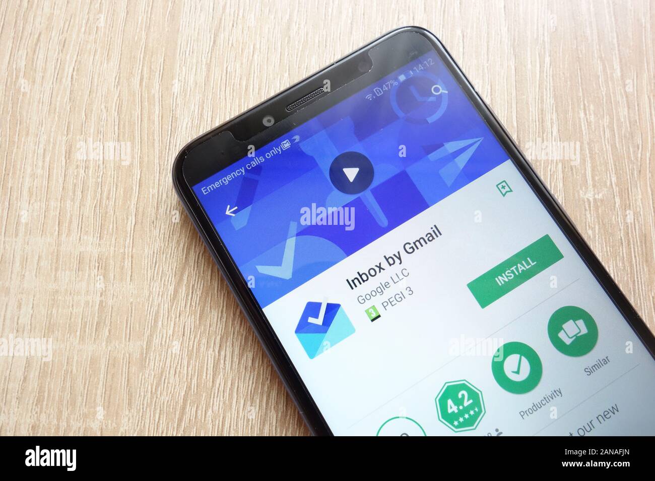 Posteingang von Gmail App bei Google Website spielen Store angezeigt auf Huawei Y6 2018-Smartphone Stockfoto Posteingang von Gmail App bei Google Website spielen Store angezeigt auf Huawei Y6 2018-Smartphone Stockfoto
