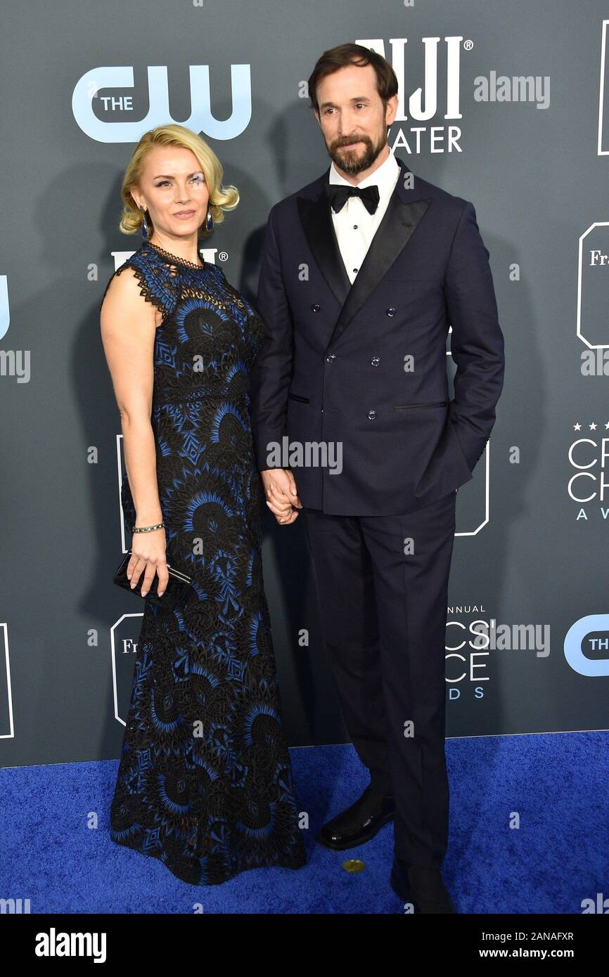 Santa Monica, CA. 12 Jan, 2020. Sara Brunnen, Noah Wylie in der Ankunftshalle für die 25. jährlichen Critics' Choice Awards - Pt3, Barker Hangar, Santa Monica, CA 12. Januar 2020. Credit: Priscilla Grant/Everett Collection/Alamy leben Nachrichten Stockfoto