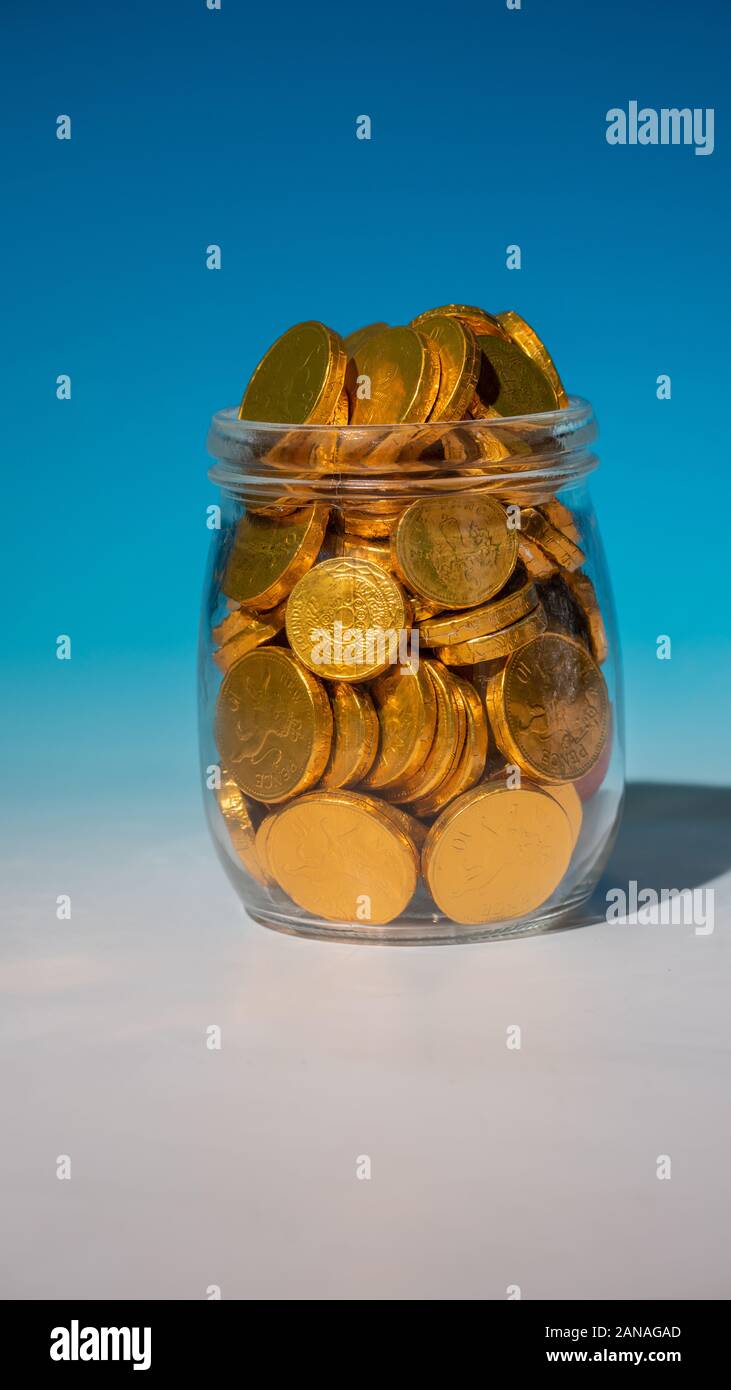 Glas Glas voll Gold Münzen Stockfoto