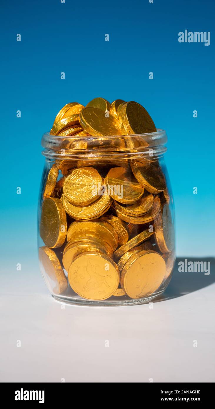 Glas Glas voll Gold Münzen Stockfoto