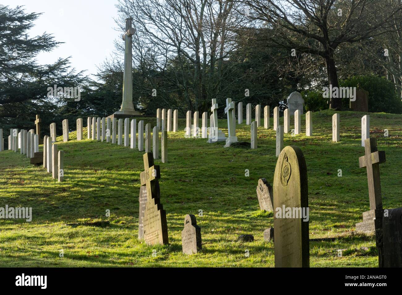 Aldershot Military Friedhof mit Gräbern der Britische und Commonwealth Soldaten und Frauen, Hampshire, UK. Ersten Weltkrieg Gräber und Kreuz der Opfer Stockfoto