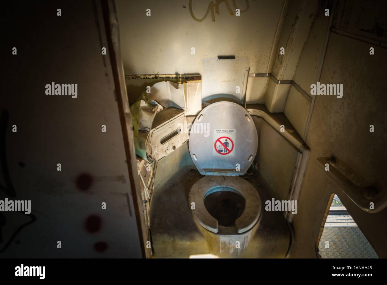 Bangkok/Thailand-06 Dezember 2019: Bangkok Flugzeugraveyard, toilettendetails aus Innenräumen eines zerbrochenen kommerziellen Flugzeugwracks. Stockfoto