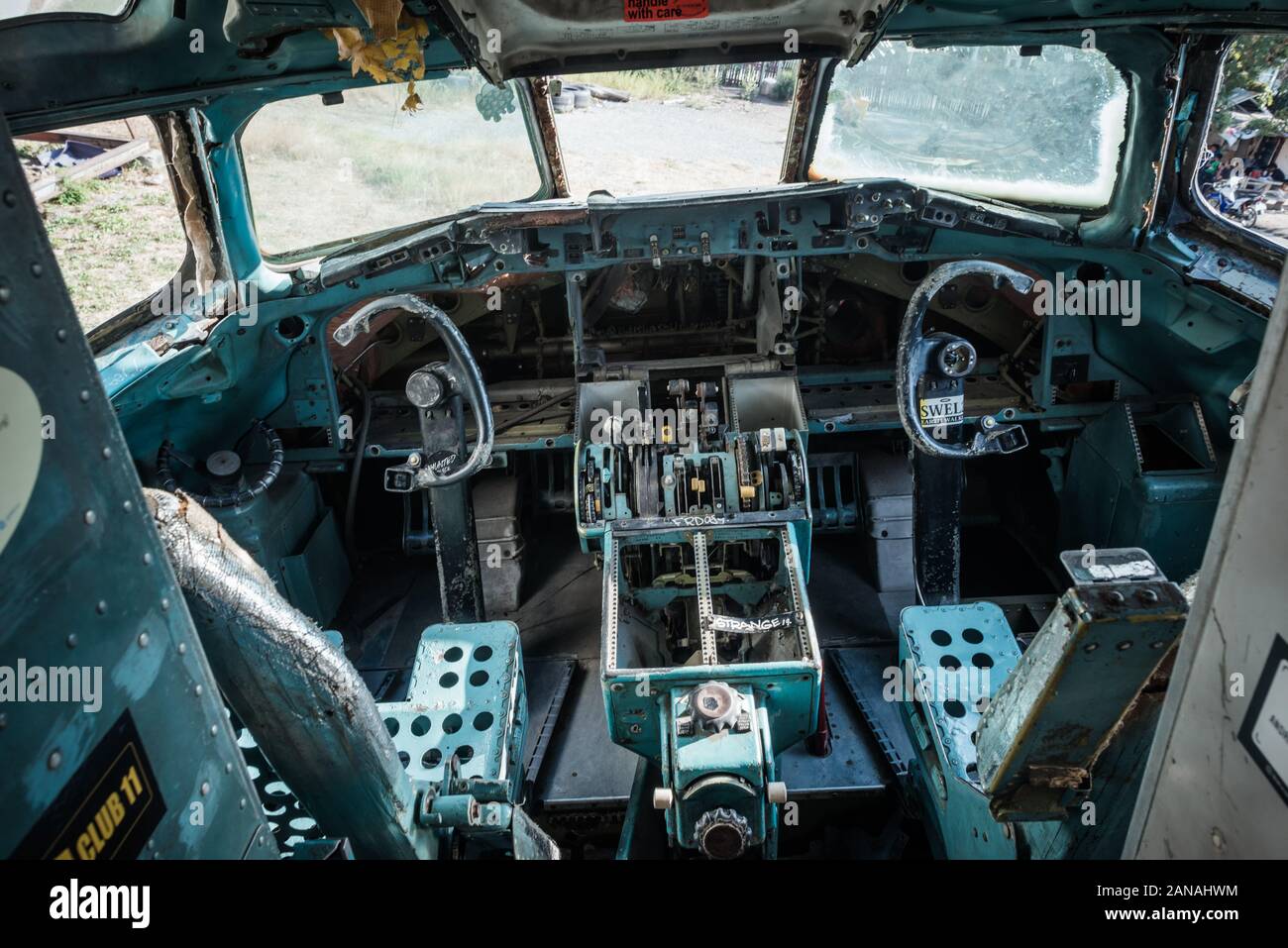 Bangkok/Thailand-06 Dezember 2019: Bangkok Flugzeugraveyard, Cockpit-Detail aus Innenräumen eines zerbrochenen kommerziellen Flugzeugwracks. Stockfoto