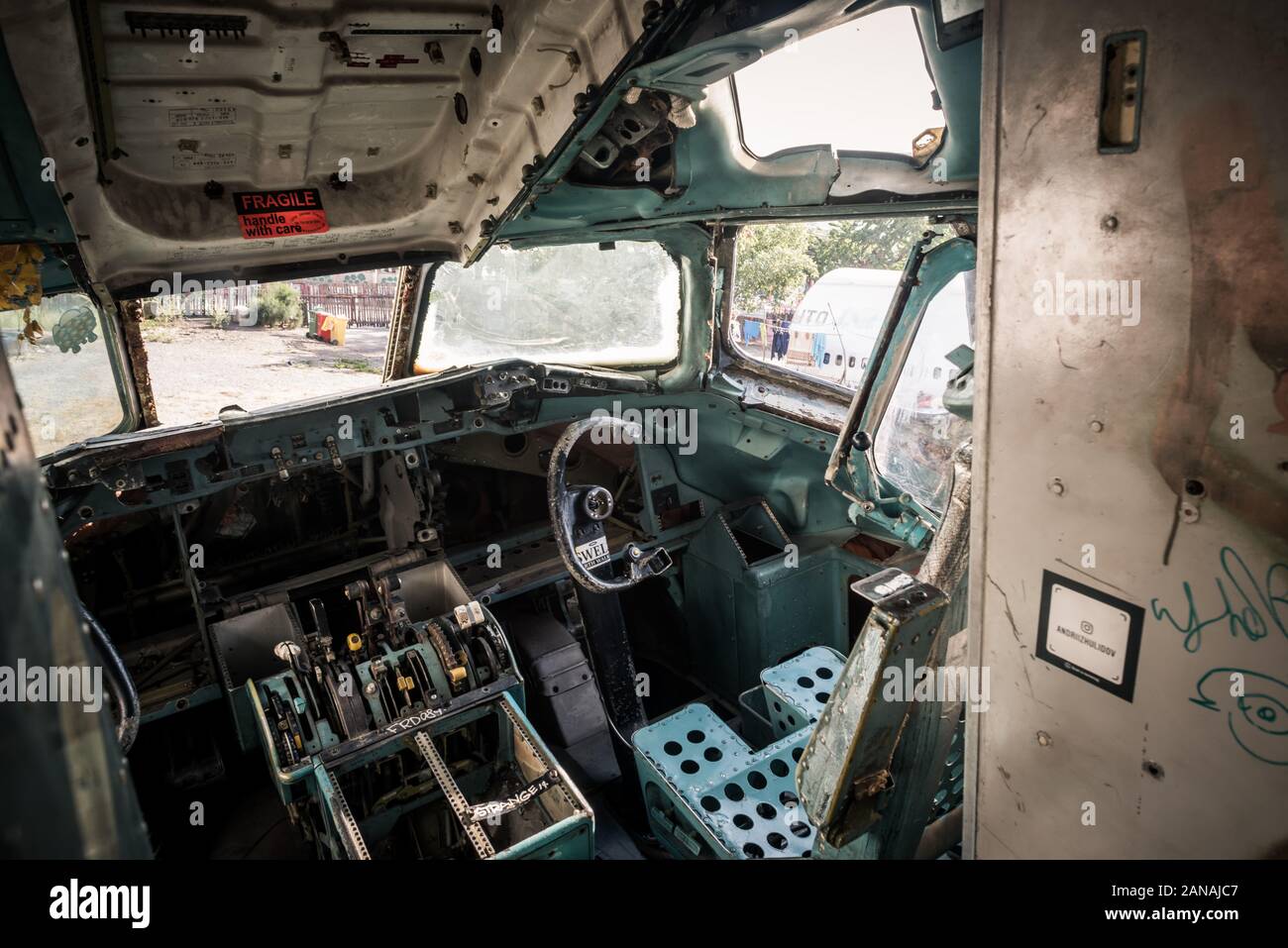 Bangkok/Thailand-06 Dezember 2019: Bangkok Flugzeugraveyard, Cockpit-Detail aus Innenräumen eines zerbrochenen kommerziellen Flugzeugwracks. Stockfoto