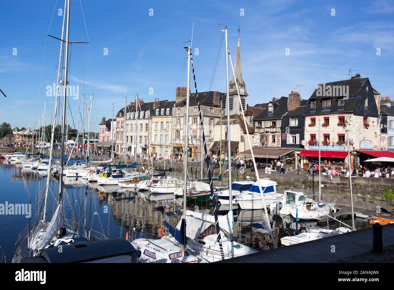 Honfleur, Frankreich - 13 August, 2016: Der alte Hafen von Honfleur, berühmt dafür, viele Male von Künstlern gemalt wurde, am 13. August 2016 in Honfleur, Fr Stockfoto